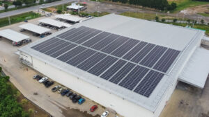 Les avantages d’installer des panneaux solaires sur une toiture industrielle