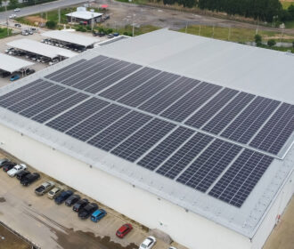 Les avantages d’installer des panneaux solaires sur une toiture industrielle