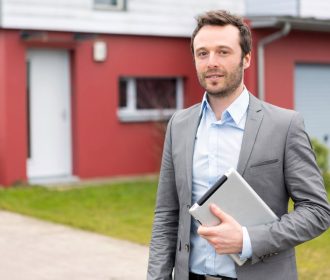 Faites appel à un agent immobilier ou vendre par vous-même ? Les avantages et les inconvénients